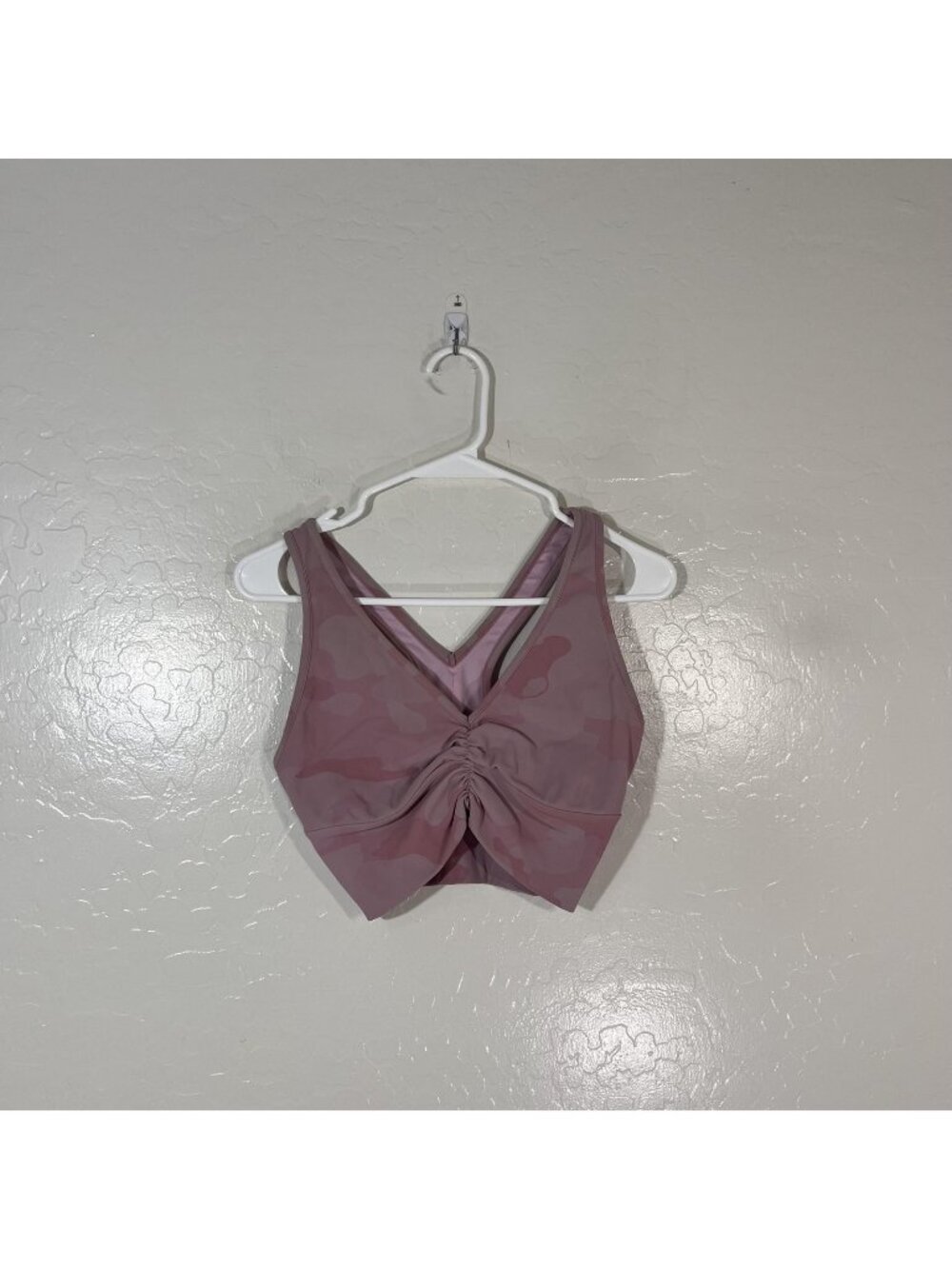 Alo Yoga Sports Bra Womens Small Pink Camo Ruched V Neck Yoga Athletic Racerback